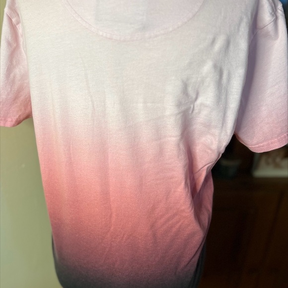 Hollister t-shirt size small. Clean, smoke free environment. No rips or tears. - Picture 2 of 3